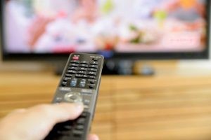 【テレビが勝手につく原因】 考えられる9個の可能性と対処法